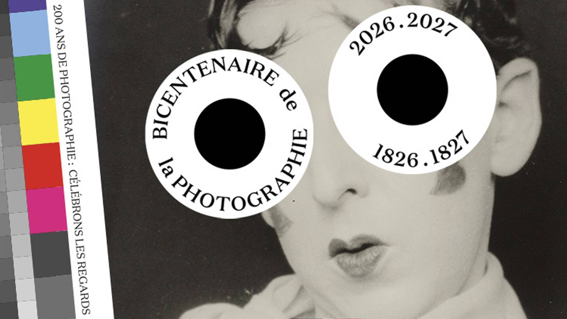 Visuel officiel du Bicentenaire de la Photographie : portrait ancien en noir et blanc aux yeux remplacés par deux pastilles datées.